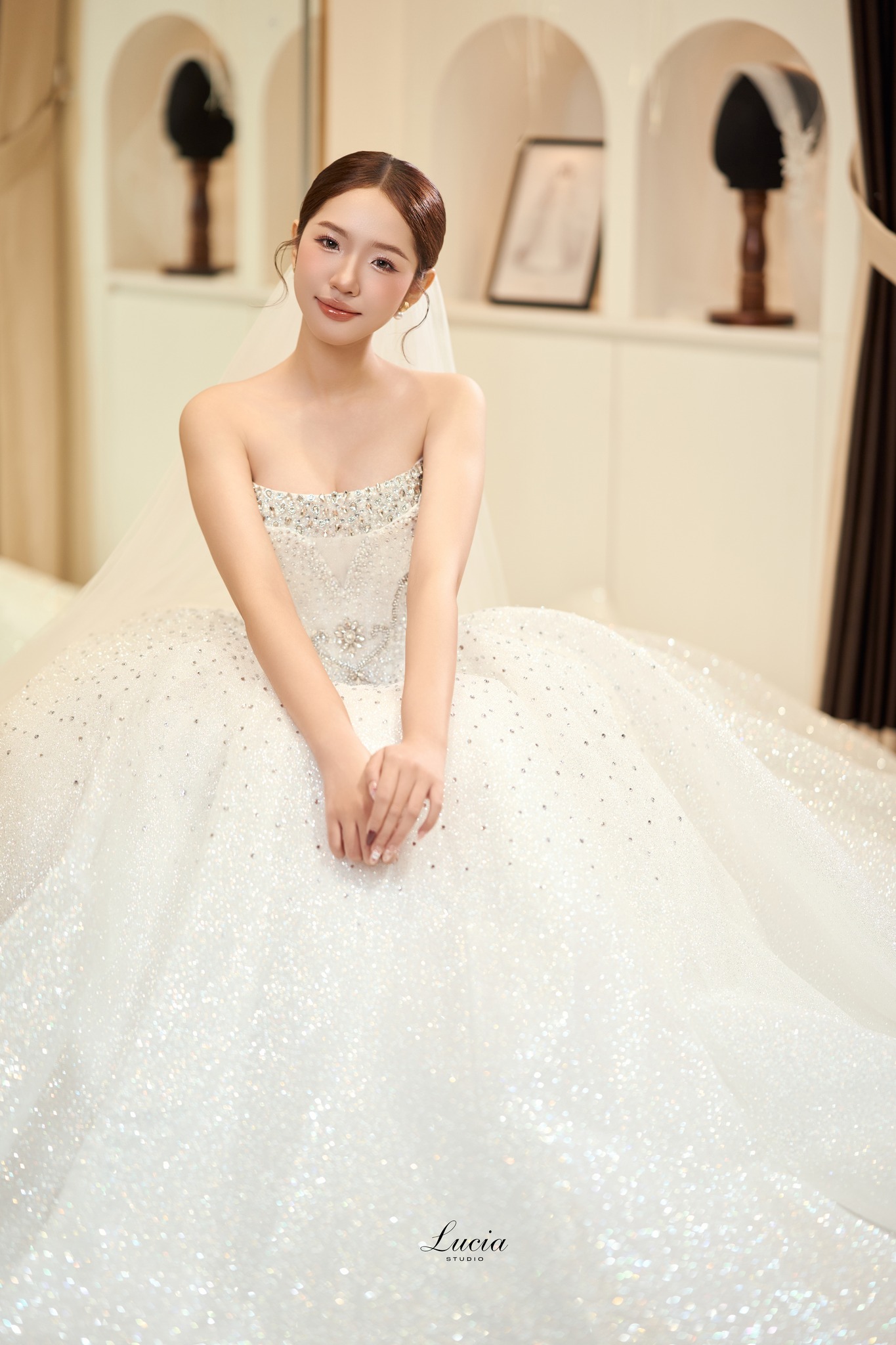 Angelina Élysée – 𝘉𝘳𝘪𝘥𝘢𝘭 𝘎𝘰𝘸𝘯 𝘊𝘰𝘭𝘭𝘦𝘤𝘵𝘪𝘰𝘯