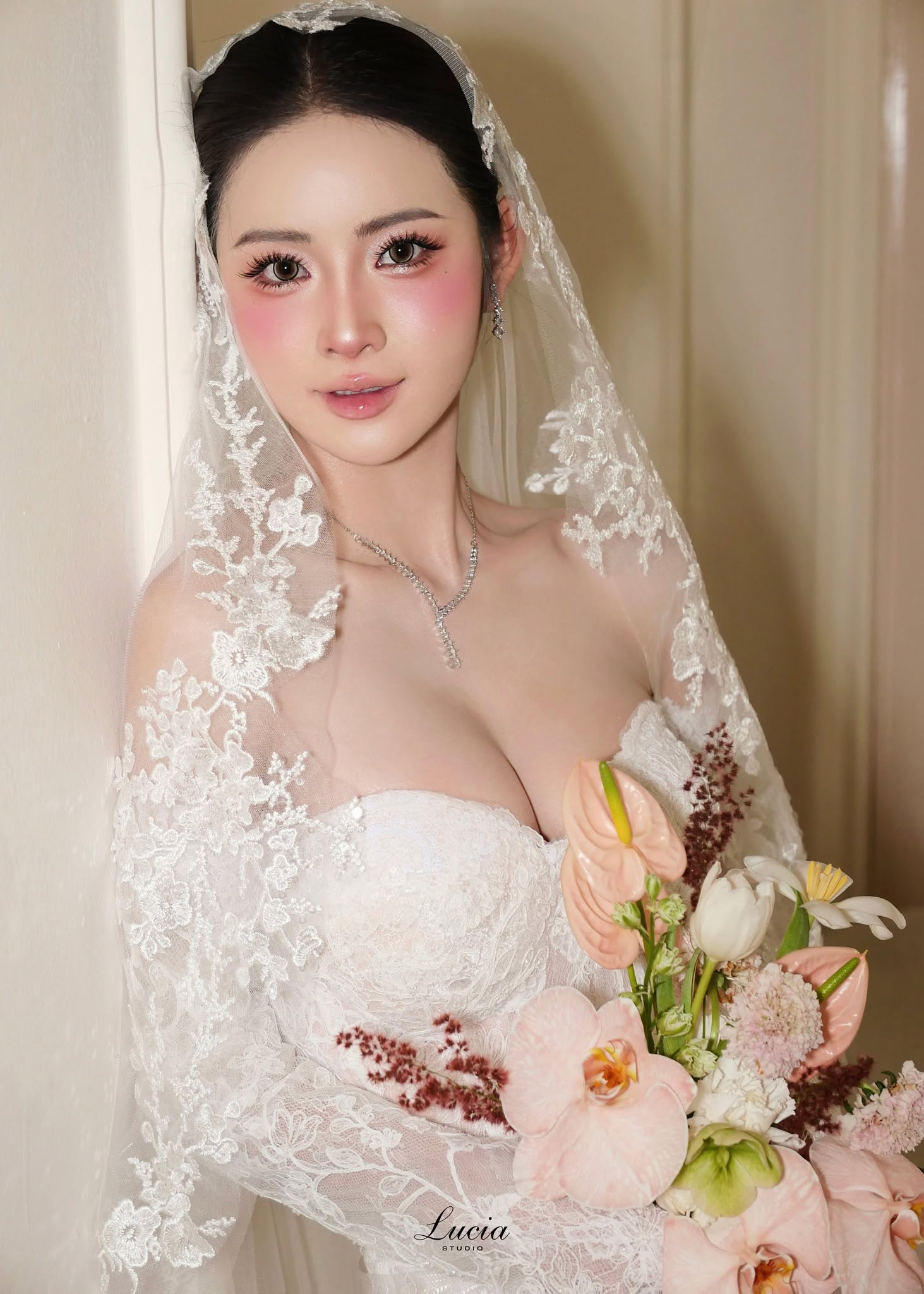 Makeup cô dâu nên chọn theo concept hay theo gương mặt?